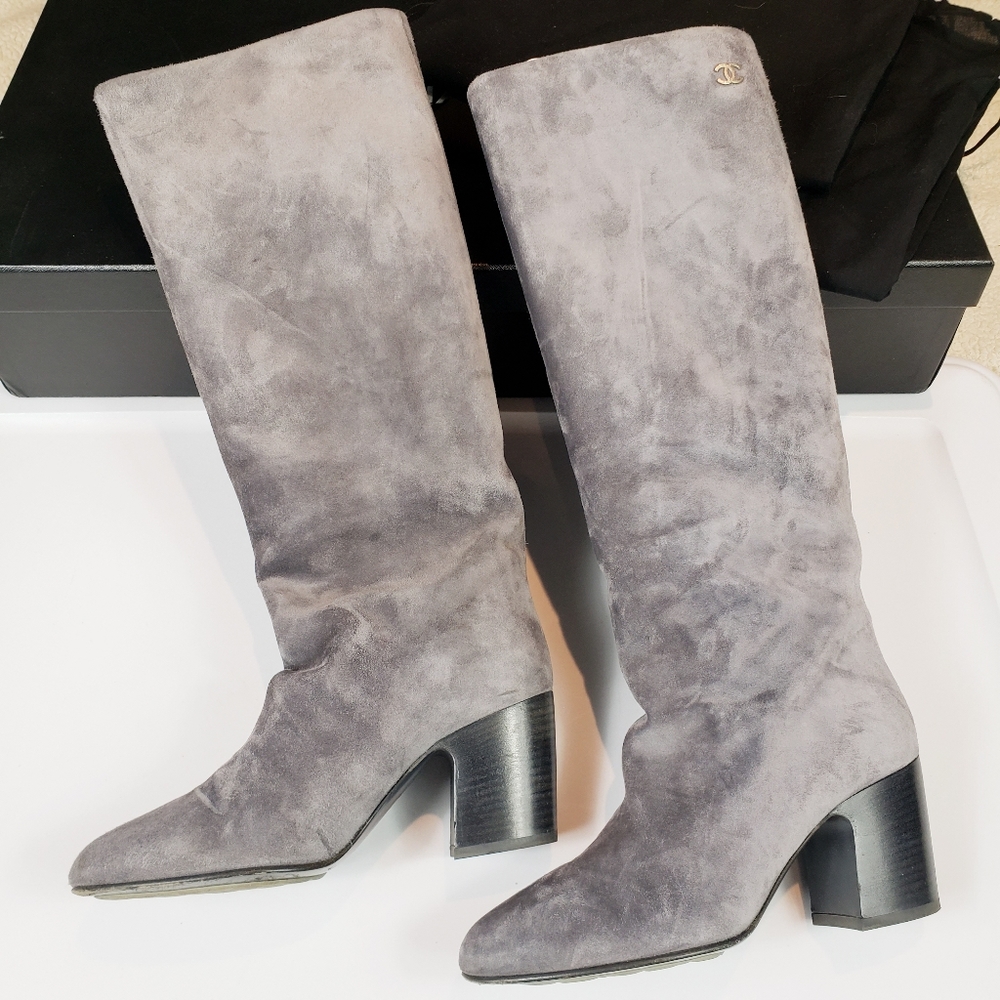 Chanel grey suede boots - Picture 2 of 15